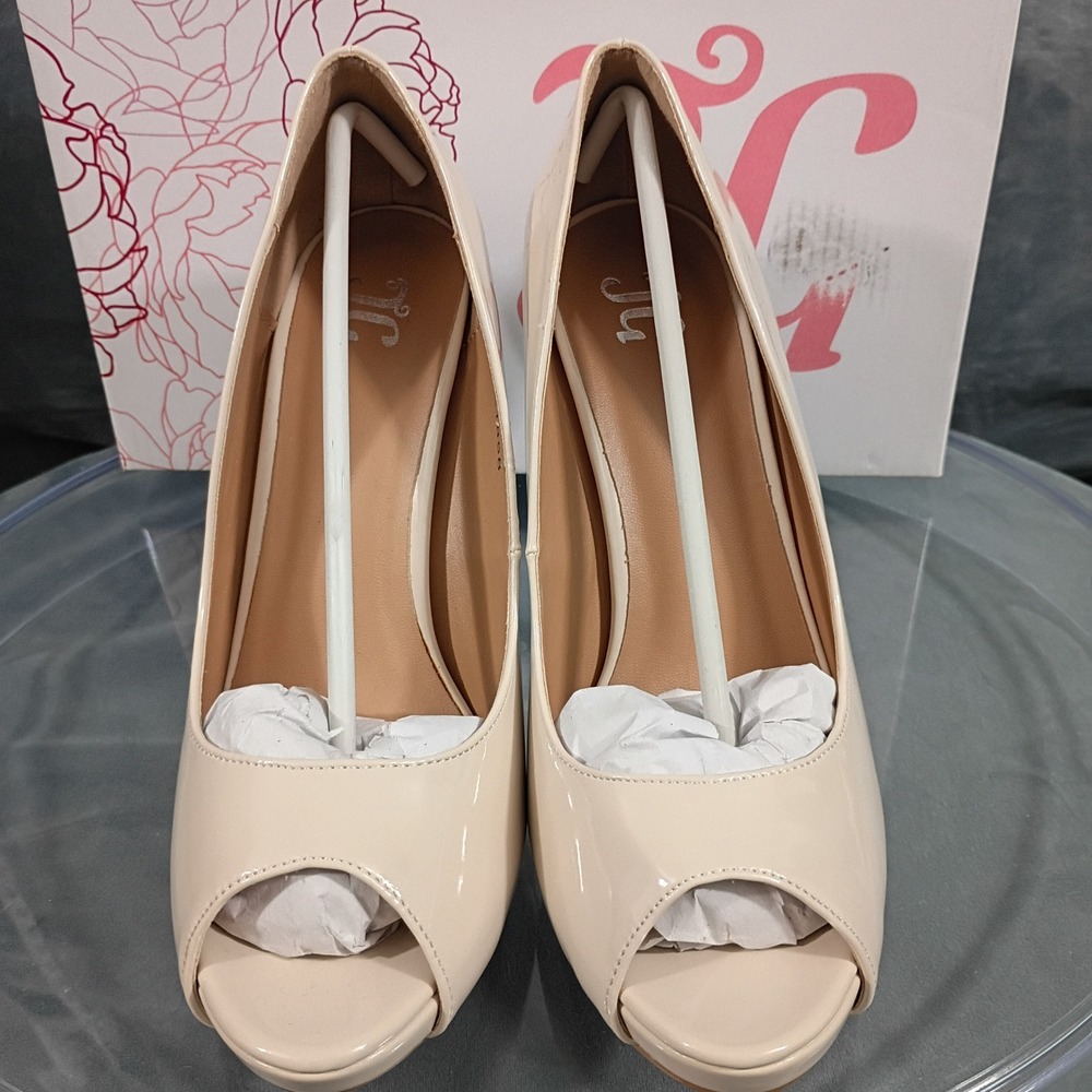 Journee Collection Lowis Ivory Patent Peep Toe Platform Pump Heels Womens 8